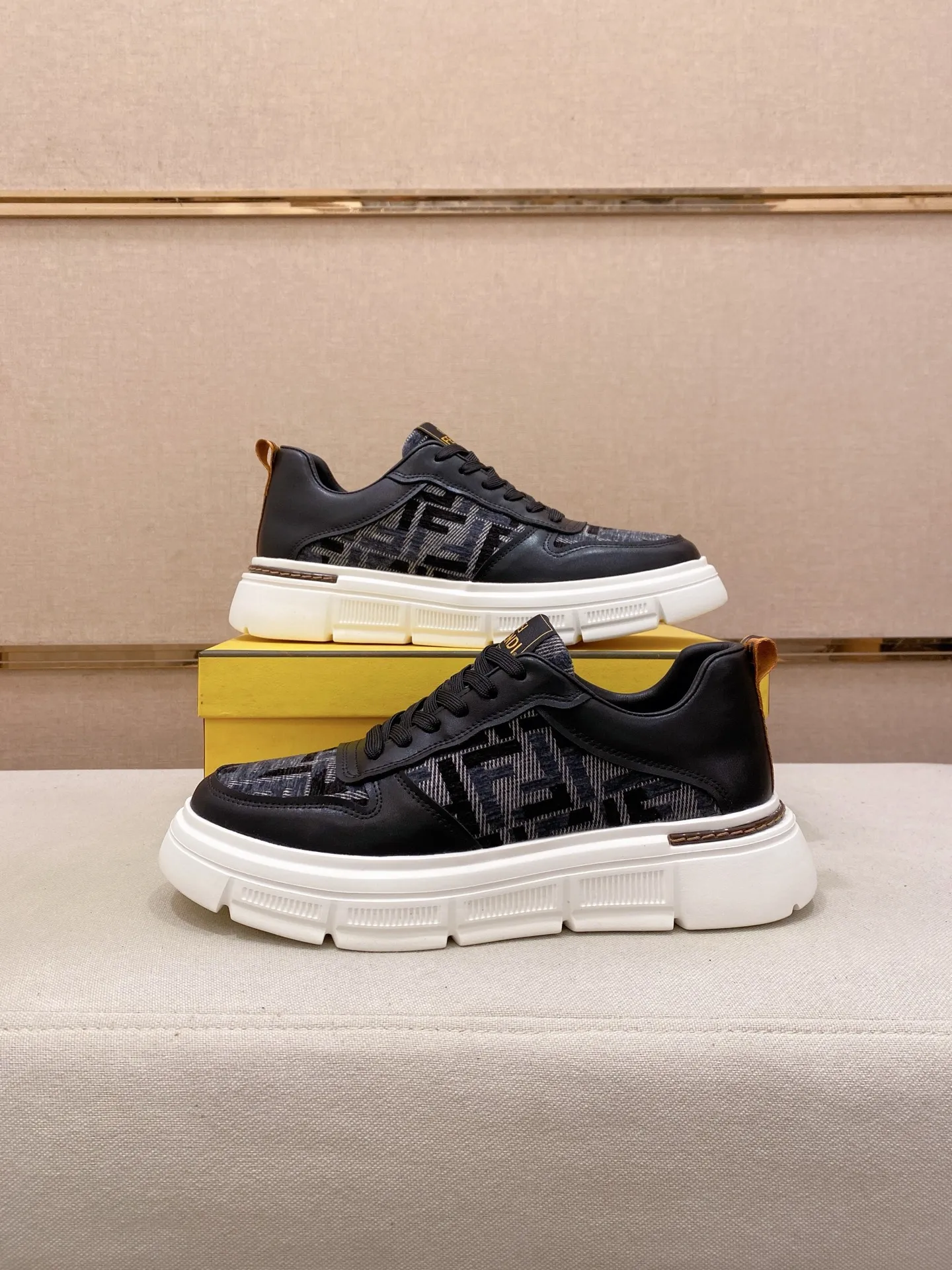 Factory price 400💰 (fendi) New style 👊🏻 upper 🇮🇹 imported cowhide fabric 🇩🇪 lining imported sheepskin lining. The original outsole is molded to highlight the identity of every man, and the upper foot is elegant and stable🚶🏻🚶🏻The high-end custom counters reproduce the original version📯No matter the wind or rain, the shoe last remains unchanged and can withstand the verification of time🔍️,🔵 Size: 38-44